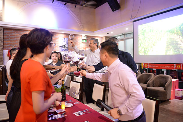 五月花酒庄庄主在意厨-亚平宁红酒体验馆举杯