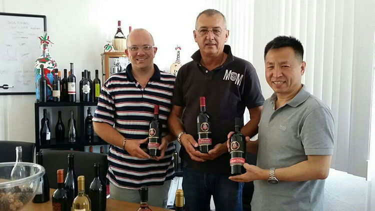 亚平宁酒业总经理王晓峰亲自到意大利男爵先生酒庄